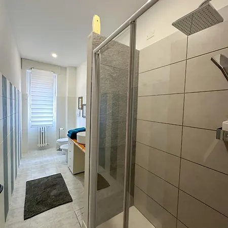 Ampio E Luminoso Galleria Apartment